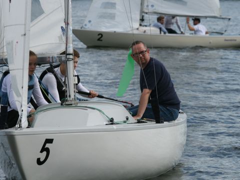 Oliver Igel im Segelboot bei der Bürgermeisterregatta 2025
