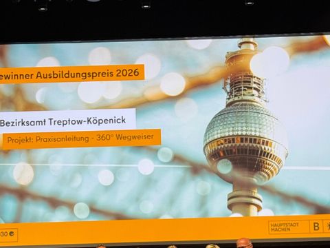 BzBm Igel mit Mitarbeitenden des Bezirksamt bei der Verleihung des Ausbildungspreises 2026
