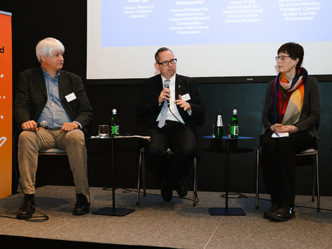 Bezirksbürgermeister Oliver Igel (mitte) bei einem Symposium zum Thema "Echos des Imperiums: Sowjetische Denkmäler und die Maschinerie der Desinformation"