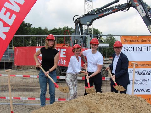 Spatenstich REWE am Adlergestell