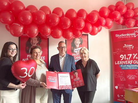 BzBm Igel nimmt Gutscheine für Nachhilfestipendien entgegen