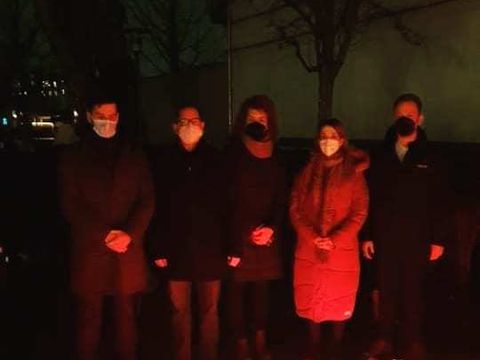 Bezirksamtskollegium bei der Mahnwache Marco Brauchmann, Oliver Igel, Dr. Claudia Leistner, Carolin Weingart und Alexander Freier-Winterwerb (v.l.n.r.) (Bild: BA-Treptow-Köpenick)