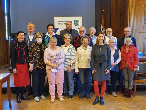 Die 17 neuen Mitglieder der Seniorenvertretung mit Frau Weingart (Bild: Anne-Marlen Becker)