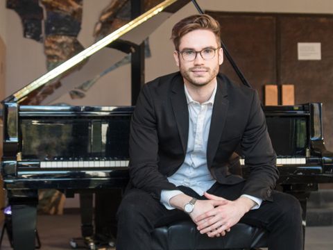 Lukas Natschinski am Flügel