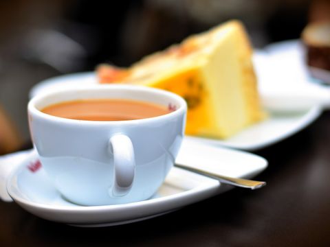 Tasse Kaffee und Kuchen