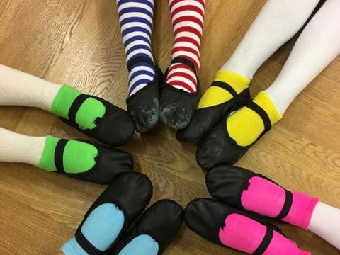 lachende Kinderhände in regenbogenfarben