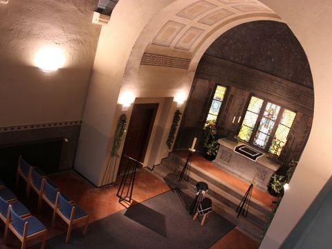 Friedhof Rahnsdorf, Feierhalle innen