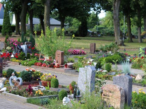 Urnenwahlgrabstätten auf dem Friedhof Bohnsdorf