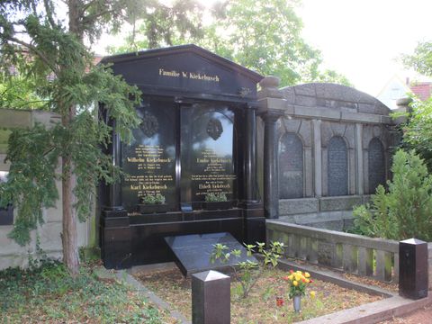 Grabstätte der Familie Kiekebusch auf dem Friedhof Bohnsdorf