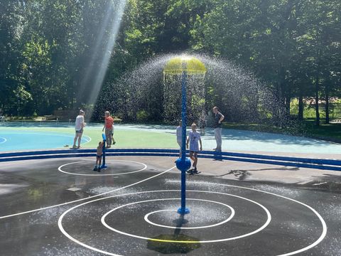 Das Wasserspiel auf der Plansche