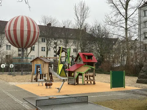 Spielplatz mit Klettergerüsten