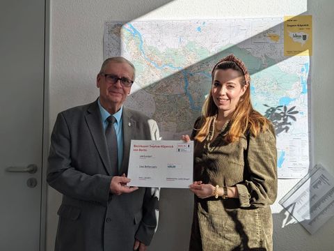 Frau Weingart und Herr Betkerowitz bei Übergabe DKLB Scheck