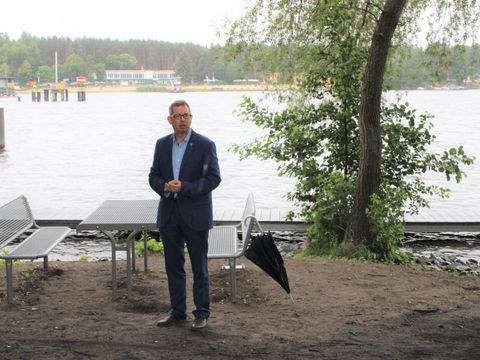 Herr Bezirksbürgermeister Igel eröffnet den Wasserwanderrastplatz am Schmetterlingshorst