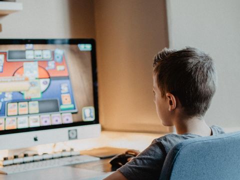 Junge spielt ein Computerspiel