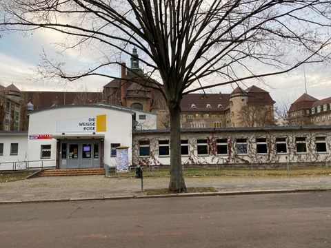 Die Fassade von der Weissen Rose ist zu sehen.