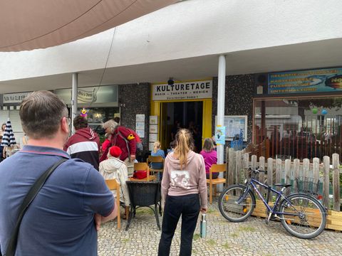 Viele Menschen stehen vor dem Eingang.