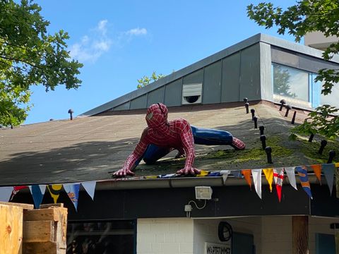 Spiderman sitzt auf dem Dach