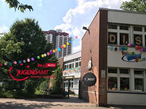 Zu sehen ist die Einrichtung mit einer festlichen Dekoration