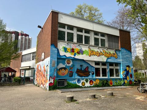 die bunte Fassade des Kinder- und Jugendclubs Haus of fun