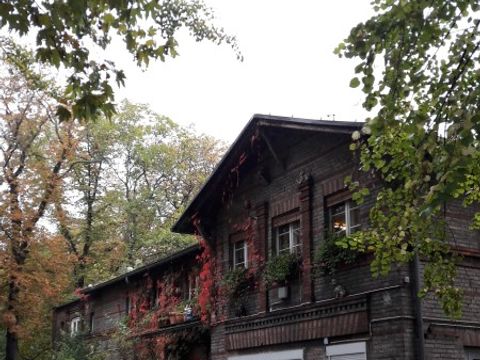 Ziegelstein Haus im Herbst von aussen