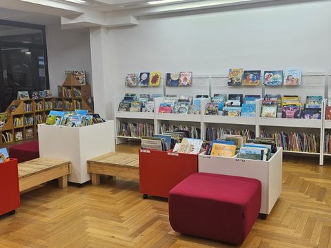 Neue Regale in der Kinderbibliothek