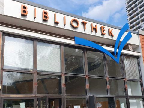 Schriftzug Bibliothek an der Vorderseite der Erich-Weinert-Bibliothek