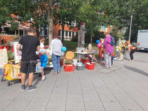 Interessierte Besucher des Bücherfestes