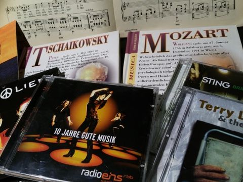 CD´s verschiedener Musikstile und Noten