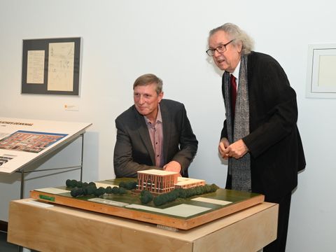 Prof. Wolf R. Eisentraut und Dr. Oleg Peters bei der Ausstellungseröffnung im Bezirksmuseum