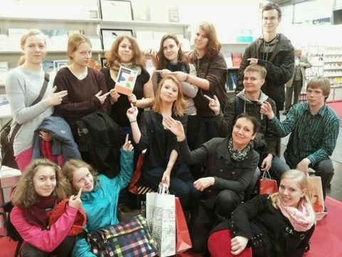 Jugendliche und Frau Zimmermann auf der Leipziger Buchmesse