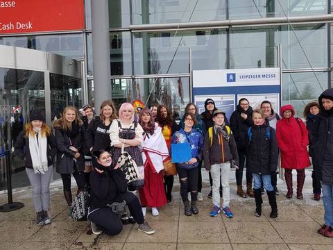 Viele junge Leute stehen vor den Messehallen Leipzig