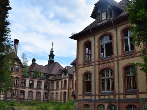 Gebäudeensemble in verlassenem Zustand