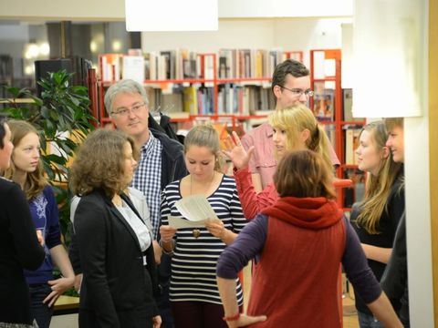 Mehrere Menschen diskutieren