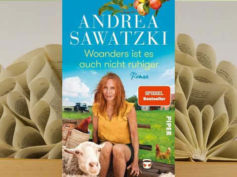 Buch mit gefalteten Blättern im Hintergrund