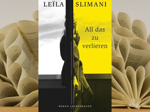 Buch mit gefalteten Blättern im Hintergrund