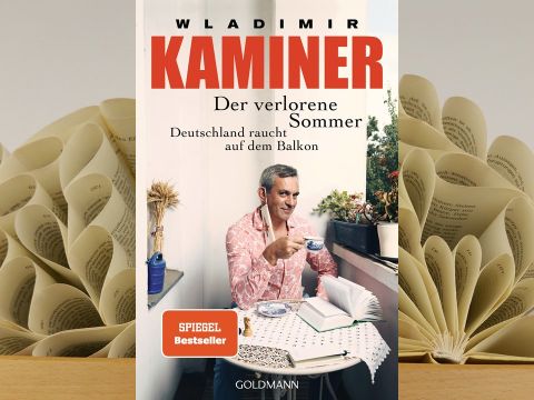 Buch mit gefalteten Blättern im Hintergrund