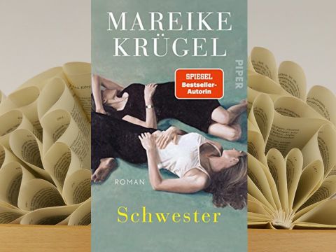 Buch mit gefalteten Blättern im Hintergrund