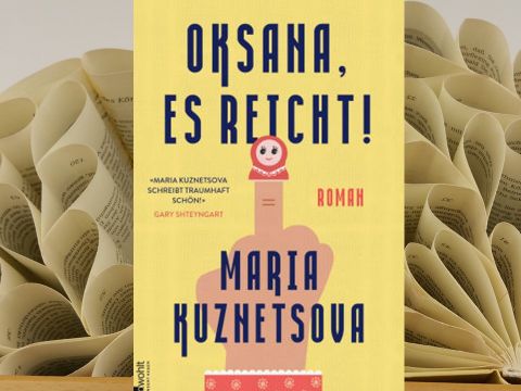 Buch mit gefalteten Blättern im Hintergrund