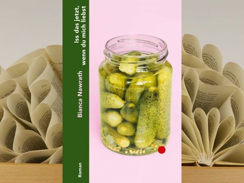 Buch mit gefalteten Blättern im Hintergrund