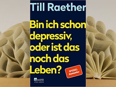 Buch mit gefalteten Blättern im Hintergrund