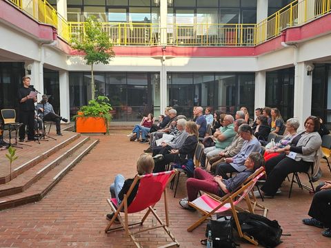 Hof des Freizeitforums mit Künstlern und Publikum