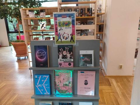 K-Pop-Bücher in einem Ausstellungsregal