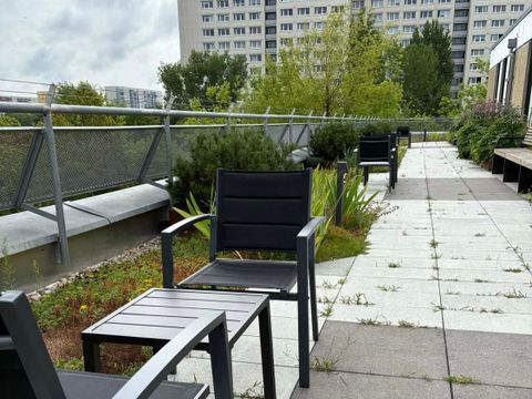 Tische und Stühle auf dem Dach