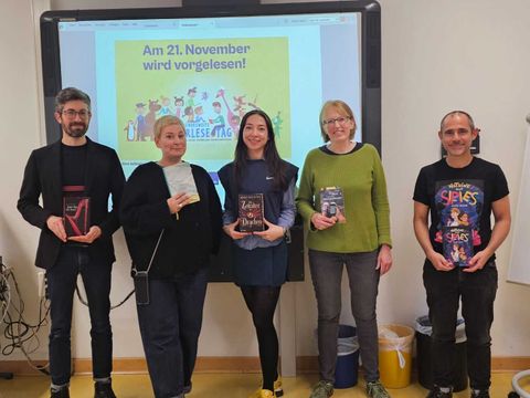 Autorinnen und Autoren lesen in der Schule vor