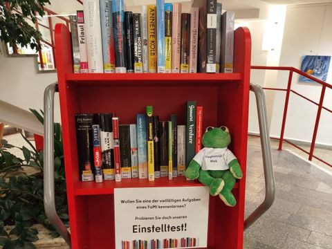 Rollendes Bücherregal mit Büchern