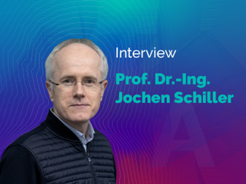 Jochen Schiller lacht in die Kamera
