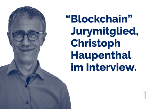Mann lächelt in die Kamera