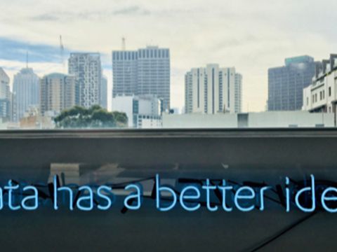 Slogan an Wand und im Hintergrund Skyline