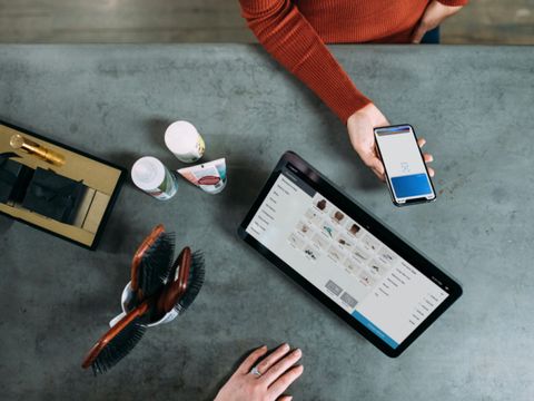 Person hält Handy