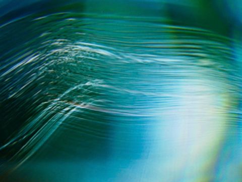 Verschwommene Schemen in blau und grün